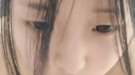 爱喷水的小可爱，全程露脸高颜值好身材，淫声荡语玩的开，听狼友指挥揉奶玩逼，各种道具抽插摩擦，呻吟可射