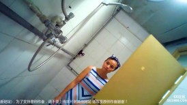 买通女同学帮忙偷拍暗恋的女神洗澡,想不到一对奶子已经被人揉捏的严重下垂了,瞬间悲伤涌上心头