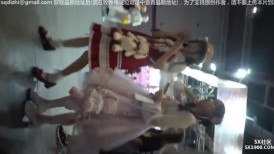 动漫展偷拍美女裙底风光国风 lo美女半透蕾丝内两边蝴蝶结可爱又性感草莓吊带裙竟然配半透明丁字裤正面看到黑毛