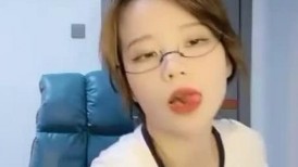 超级骚极品眼镜御姐！白丝美腿扭动细腰！抓着大屌吸吮，骑乘位深插，操的不尽兴假屌自慰