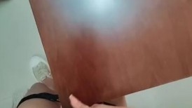办公室里的骚逼，每天上班就是陪狼友发骚，鼠标计算器桌角都得蹭一蹭骚穴，圆珠笔抽插自己抠的骚逼淫水泛滥