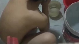 爬墙偷窥楼下的少妇洗澡洗鲍鱼动静大了点被发现了