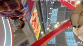 大神尾随偷拍美女裙底风光 毛衣长裙靓女和男友逛街光腿窄内风韵十足抄底可爱乖巧白长裙小仙女