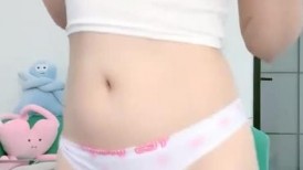 极品尤物女神大学生！眼镜JK装！乳夹抖臀摸穴，随着音乐摆臀，妹妹好想被操，极度诱惑