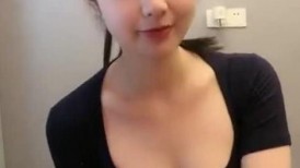 高颜值眼镜妹！近期下海小尺度秀！扭腰摆臀脱掉衣服，极品美乳又大又挺，半脱下内裤蜜桃美臀