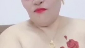 眼镜熟女妈妈 白白胖胖 大奶子 稀毛肥鲍鱼 自己抠逼 淫水狂喷 这也太骚了