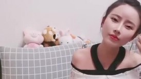 颜值美女新人姐妹花！双女浴室一起洗澡！互揉奶子呻吟，自摸小穴骚的很，洗完床上道具磨穴