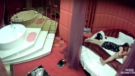 穿着丝滑连衣裙的极品少妇 大长腿性感翘臀 皮肤白嫩 趴在床上不停吸吮鸡巴 这销魂滋味真爽 啪啪耸动操【水印】