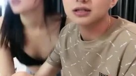 新人美御姐情侣操逼！穿上牛仔裤！小舌头舔屌口活一流，骑乘位大长吊深插，扶腰后入猛顶