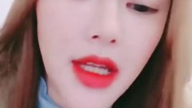 小桑桑要大秀，全程露脸先化妆后发骚，慢慢脱光揉奶玩逼，奶遍全身，道具玩弄无毛白虎逼，浪叫呻吟不止真骚