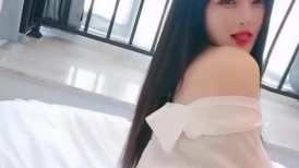 性感尤物网红美女！新人下海衬衣诱惑！隔着内裤自摸流水，白嫩大奶子，扒开紧致小穴，表情一脸淫骚