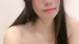 极品尤物美少女！露脸自慰诱惑！外表甜美清纯，白丝袜多毛骚逼，翘起双腿掰穴，白嫩柔软奶子