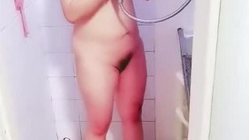 牛逼大哥调教风骚人妻，重口操作全程露脸舔脚，喝尿肛塞炮击口球玩弄骚逼，打火机烧逼毛你见过吗，精彩刺激