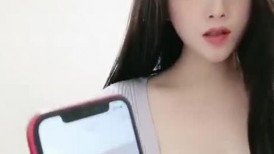 颜值女神露脸精彩大秀直播，漏出性感的大奶子，给狼友看自己的性爱短片，淫声荡语互动撩骚，抠逼浪叫呻吟