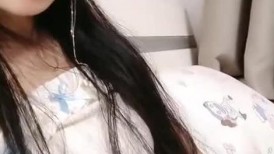 新来的小仙女，全程露脸白丝情趣诱惑，深夜撩骚狼友慢慢脱掉，自己抠逼淫水多多舔手指，表情好骚精彩又刺激