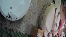 《监控破解》中年大叔第一次来情趣酒店开房约炮丰满少妇对各种设备有点好奇