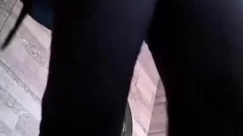 旅游区女厕全景偷拍多位美女不敢坐半蹲着尿