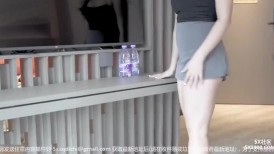 淫乳女神〖下面有根棒棒糖〗大学生兼职客房服务，衣服来不急脱直接被按倒在床上无套中出了！