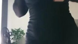 H罩杯巨乳奶霸！丰乳肥臀肉欲系！往上视角两个大奶晃动，翘起巨臀抖动，掰开骚穴特写