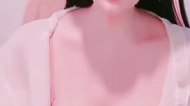 甜美呆萌美少女！没穿内裤一线天肥穴！手指抽插扣弄，手法非常熟练，呻吟嗲嗲好听
