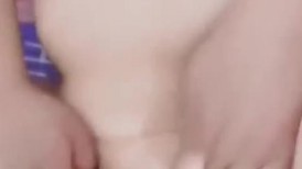 熟女妈妈 丰腴的身材 稀毛鲍鱼 在家被操的哼哼不停 一身肥肉 肉肉的十分耐操