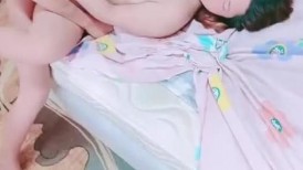 一堆00后小萝莉随便操！清纯眼镜嫩妹！拔下内裤小穴超嫩 用屌磨蹭插入 打桩机深插美臀