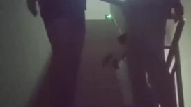 中秋寻刺激，楼梯啪啪不料被邻居小盆友撞见，男的正在舔逼，吓坏小朋友，以后怎相见？