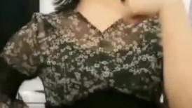 气质熟女老板娘 趁店里没有生意 展示她的小翘臀 问你喜不喜欢