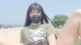 伪娘人前露出 · cd筱黎 · 能看出来在这么多人面前紫薇的我很紧张吧，白天太热了，还是树荫下凉快～