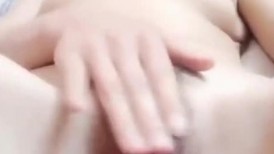农村骚熟女 哦哦 好爽好爽 边养孩子边露逼紫薇赚快钱 话说这鲍鱼还挺嫩