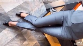 “你轻点，奶子涨想让人吸”，闷骚气质优雅女白领 领到房间终于露出本性，工装来不急脱直接开草