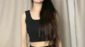 假日下海的清纯女生，逼洞很小，自己揉起来尽不禁流水了，越来越骚咯！