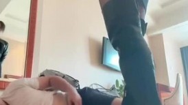 星期六女王 高跟调教：包皮太长了虐不了龟头好哦，那就剁着玩踩着玩狗几把就是最没用最废物的玩具，最后竟然踩射了哈哈！