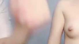 小哥已经迫不及待又舔逼还吃奶亲小嘴，按着头疯狂草嘴，让女友拿着鸡巴往里塞，压在身下疯狂输出直接内射