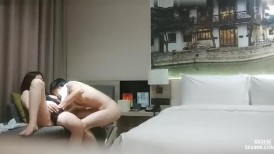 极品风骚黑衣熟女对小鲜肉的诱惑力太强了 趴到身上舔吸奶子揉捏享受黑丝丝滑啪啪用力猛操【水印】