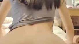 漂亮美眉 哥哥你别动美眉全自动 看着动画片上位骑乘 无套输出不停高潮痉挛 鲍鱼超粉