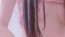 漂亮美眉 衣服来不及脱 被小哥哥无套输出淫叫不停 内射 小娇乳 小粉穴