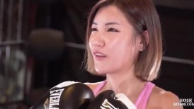 奶拳击比赛，李采潭和另一个女优拳击大战，不像日本av那种那种闹着玩