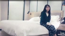 颜值不错的良家气质御姐 温柔苗条瓜子脸 美腿美臀按住啪啪用力抽插耸动啪啪响亮【水印】