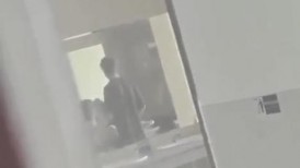 【某某门事件】第28弹 某情侣在男厕所的洗手台大战，先是一阵疯狂艹逼，然后男的疯狂舔逼