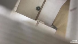 屌丝潜入学校女厕偷拍 学生妹妹尿尿，遇到同好说我占了他宝地,在外面挥舞拳头让我走