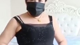熟女阿姨 在家发骚了 在家紫薇叫声好销魂 看着还蛮有气质 年龄大了淫水还是这么多