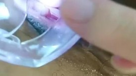 母鸡下蛋，极品小少妇玩的很花啊，给逼逼里塞鸡蛋和甜枣，从逼里吐出来给狼友吃，扩阴器看子宫看尿道尿尿