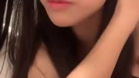 新人下海小妹妹！苗条身材贫乳奶子！大哥送礼物看逼，微毛美穴超嫩，翘起屁股镜头前特写