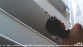 晚上喝点酒壮胆提前躲在学校女澡堂隔间里面 偷拍前来洗澡的女学生,心提到嗓子眼了,生怕她们推我的门