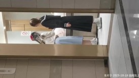商场女厕全景偷拍两位洛丽塔妹纸的小嫩鲍