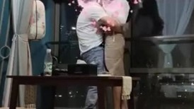 观音桥 ·熟女楼凤 姐姐  ·  摇手招呼客人上楼，阳台激战到客厅，成熟一条龙服务，完美啪啪！