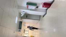 医院女厕跟踪拍摄 牛仔服小美女 肥美的鲍鱼肉肉的唇