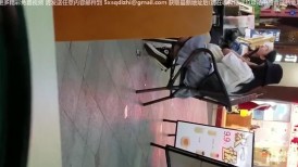 大神四处游荡尾随几个妹子进厕所偷拍 温柔漂亮小姐姐尿尿被发现,不顾淑女形象急忙捂着逼破口大骂谁啊