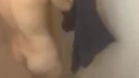 洗脸台暗藏摄像头偷窥刚洗完澡出来檫身体的吊瓜奶少妇